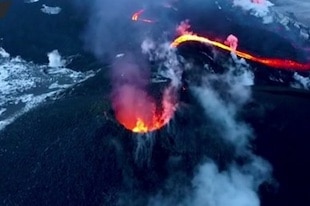 Faire cuire des saucisses sur la lave d'un volcan