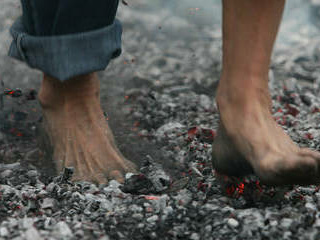 marcher sur des braises