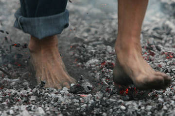 marcher sur des braises