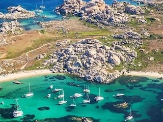 La beauté des îles Lavezzi en Corse ! A découvrir seul de préférence...