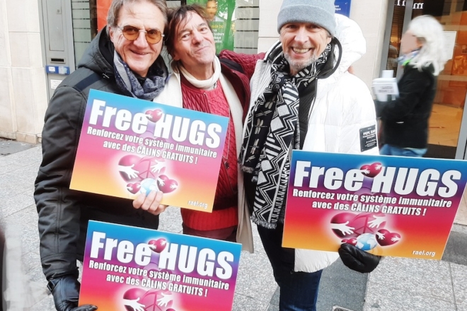 77-13-17Free hugs-Avignon