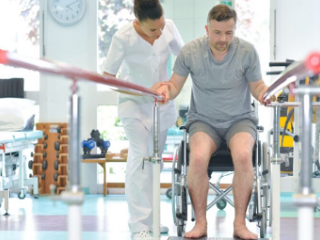 permet au patient tétraplégique de marcher